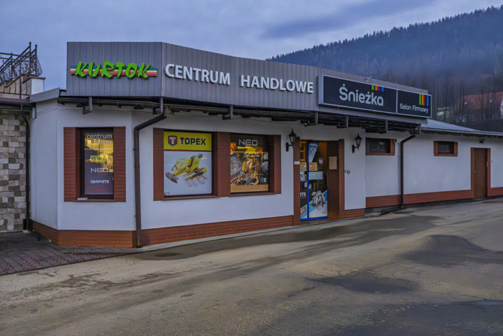 Nowoczesne wnętrze Centrum Handlowego KURTOK w Suchej Beskidzkiej